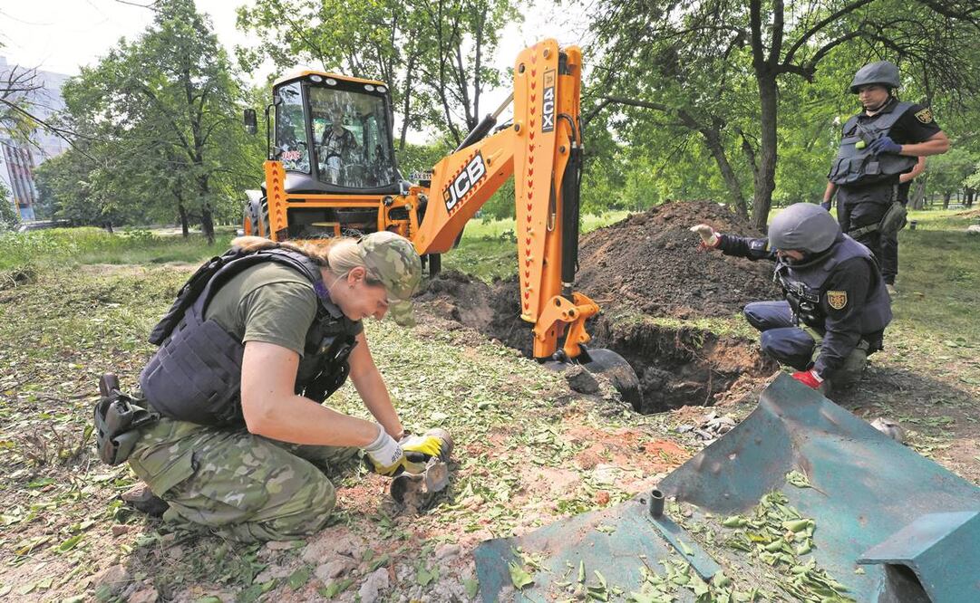 Rescatistas ucranianos retiran restos de un cohete cerca de un edificio residencial tras un bombardeo en Kharkiv, Ucrania. Foto: VASILIY ZHLOBSKY. EFE