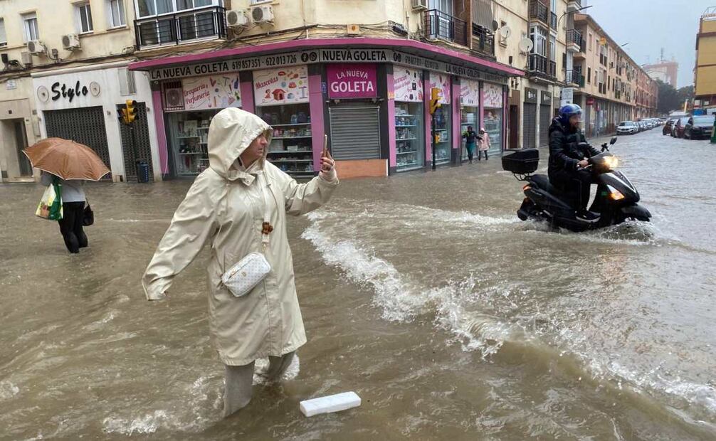 Las intensas lluvias y granizadas de este miércoles han provocado inundaciones y grandes acumulaciones de agua en algunas de las principales avenidas de todos los distritos de la ciudad. Foto: EFE