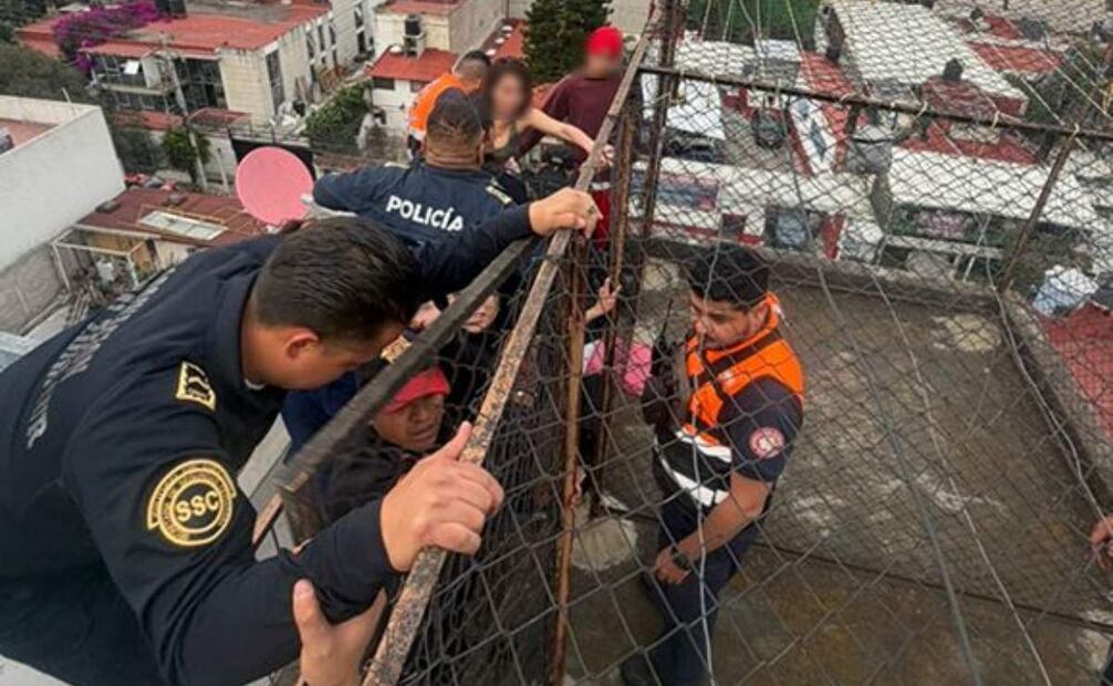 Elementos de seguridad resguardaron a la mujer (14/12/2025). Foto: Especial