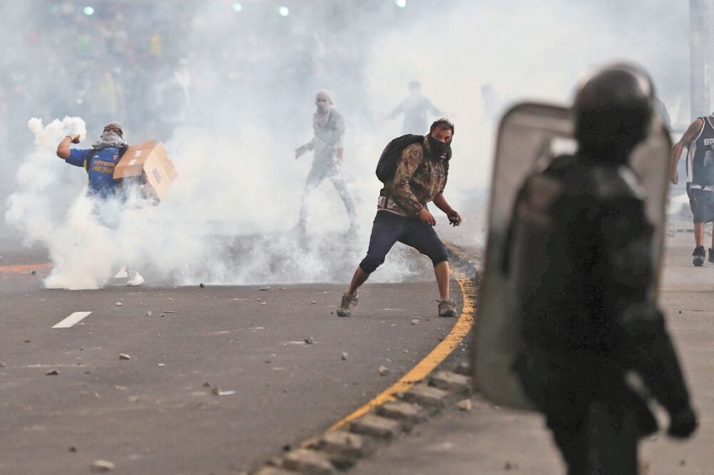 Manifestantes se enfrentaron ayer contra la policía antidisturbios en las protestas por el gasolinazo del presidente de Ecuador, Lenín Moreno, en Quito. Foto: IVÁN ALVARADO. REUTERS