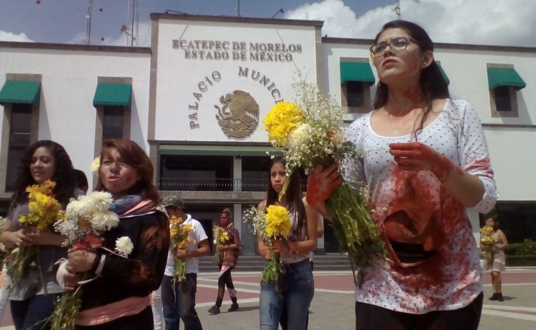 Frente al palacio municipal se realizó un performance para denunciar violencia de género contra mujeres en Ecatepec. (Foto: Nestor Ramírez)