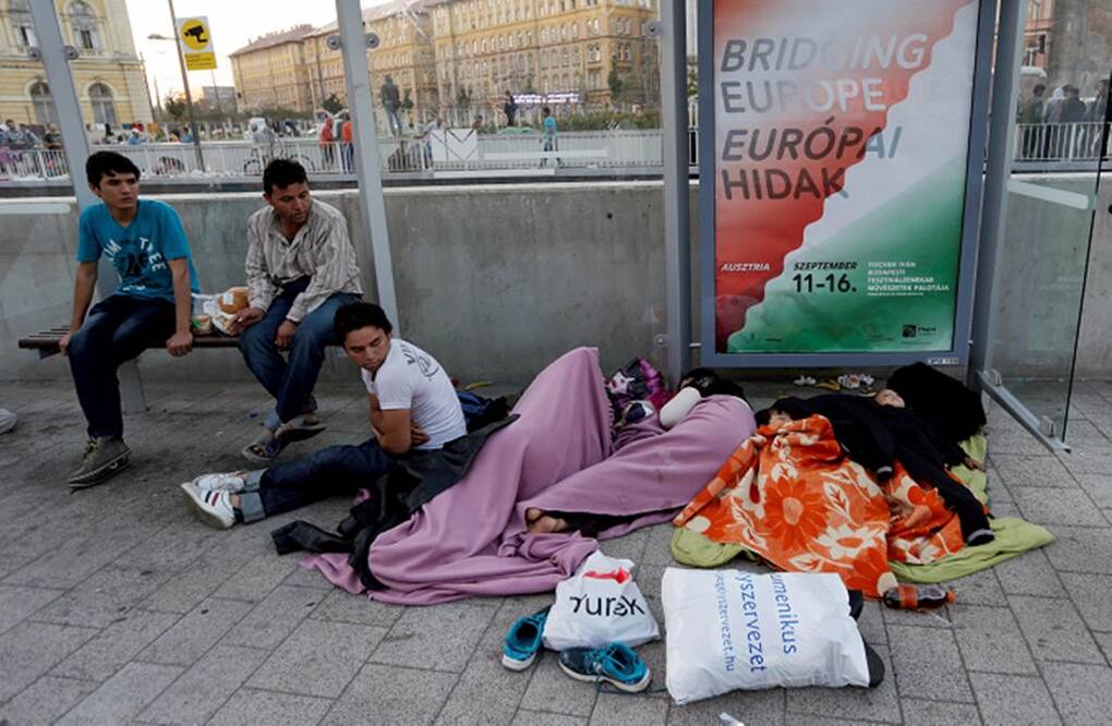 Unos 3 mil migrantes estaban en la estación Keleti a primera hora del miércoles, muchos de ellos durmiendo en el exterior de la principal entrada al edificio (AP)
