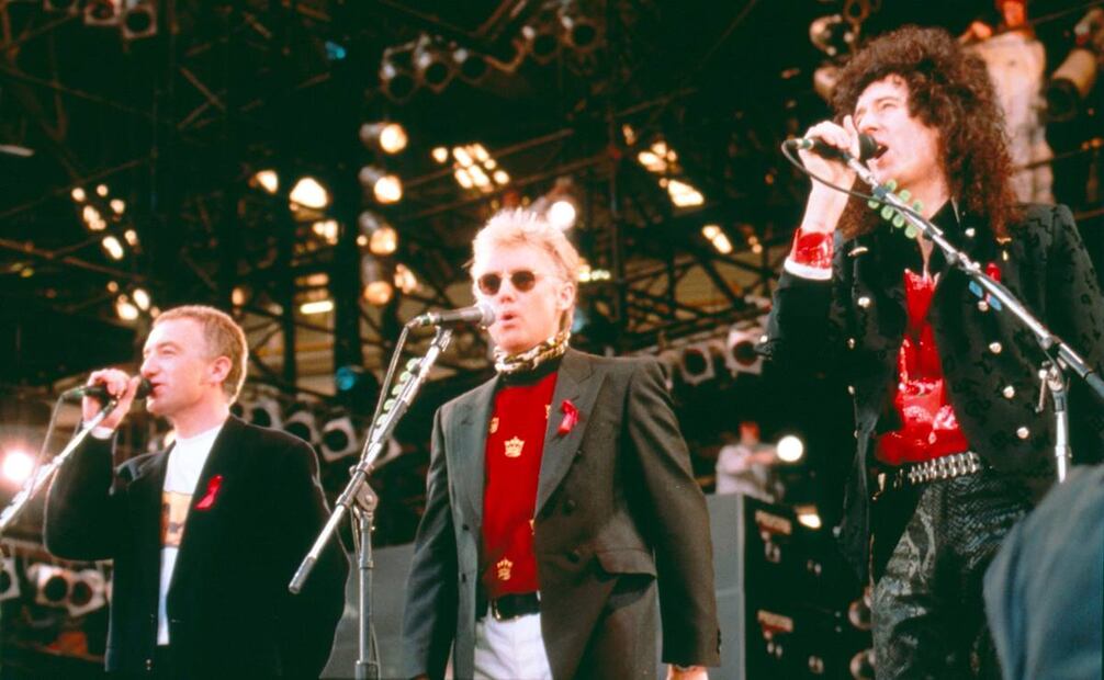Deacy, Rog y Bri, como se llamaban entre sí los Queen, recibieron al público usando lazos rojos en sus sacos negros, que representaban la lucha contra el SIDA. Se dice que se vendieron tantos de esos lazos como entradas al concierto. Tomado de Facebook.