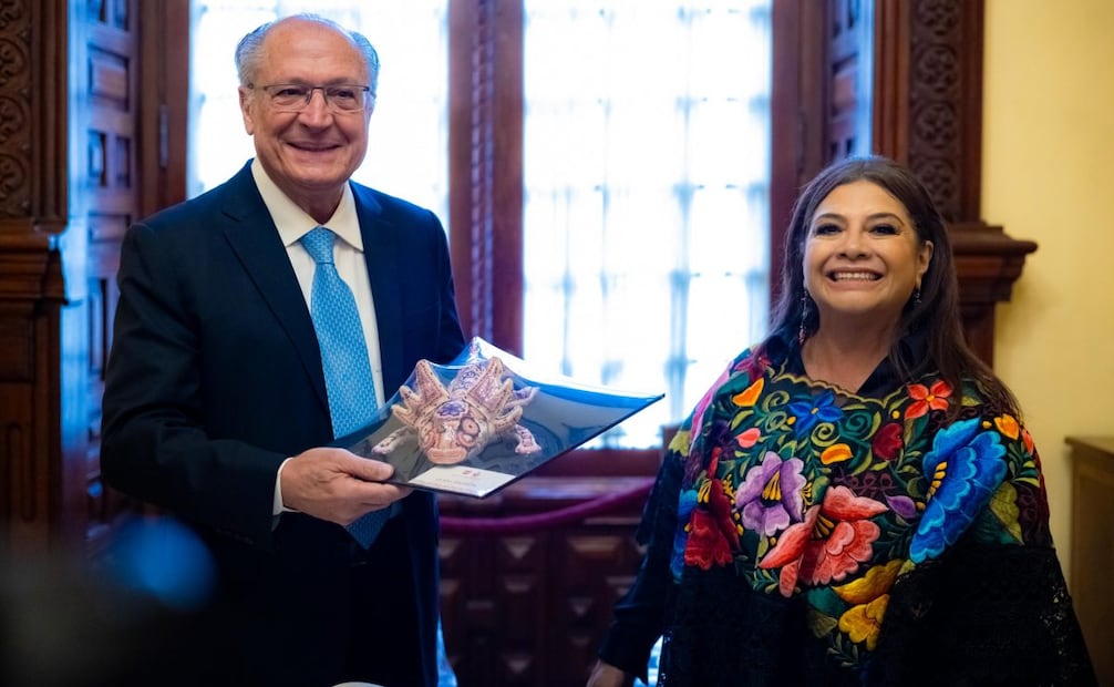 Brugada entrega las llaves de la Ciudad de México a vicepresidente de Brasil.
Foto: Especial.