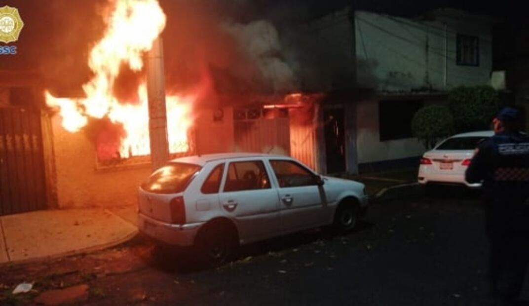 Policías de CDMX rescatan a abuelitos de incendio en Álvaro Obregón