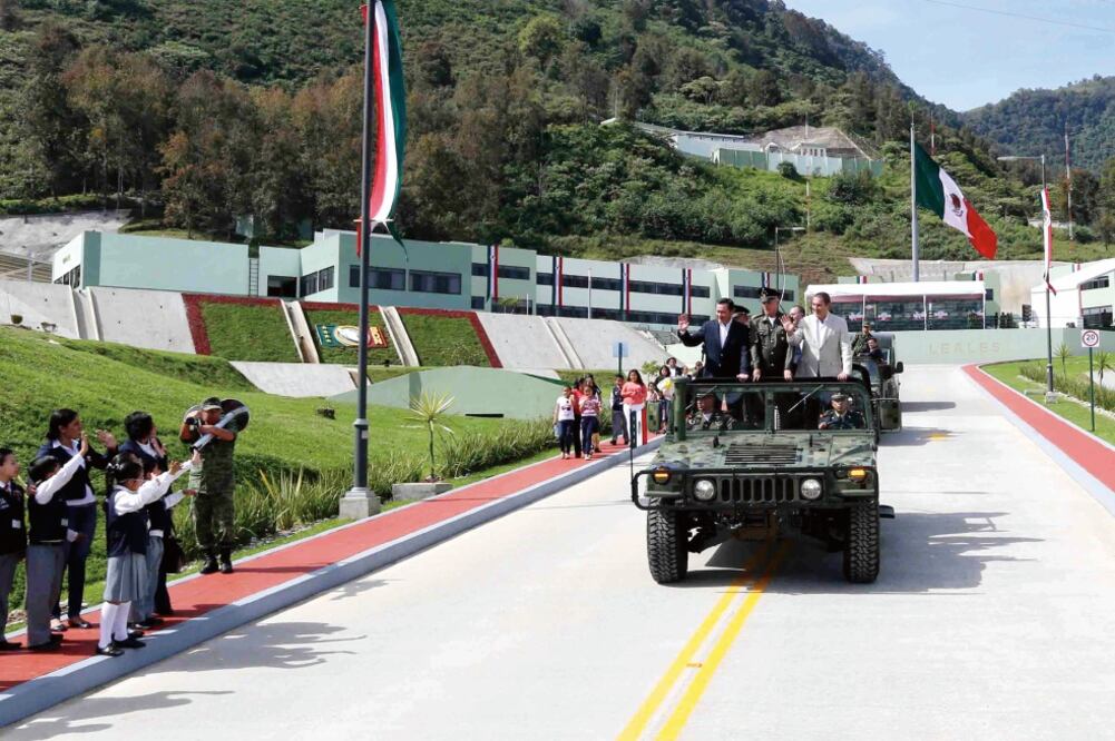 Los titulares de la Segob, Miguel Ángel Osorio Chong, y de la Sedena, Salvador Cienfuegos, acompañados por el gobernador de Puebla, Rafael Moreno Valle, inauguraron las instalaciones del 70 Batallón de Infantería (ESPECIAL)