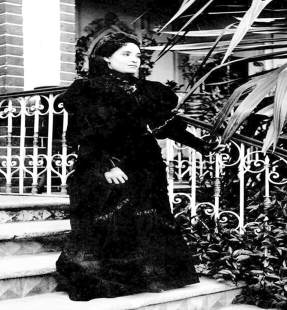 Retrato de joven viuda, de luto, en las escalinatas de su hogar. La imagen es de los años 20 del siglo pasado. Col. Carlos Villasana.