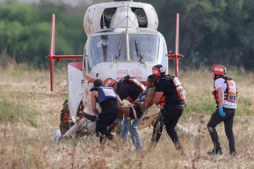 Los equipos de rescate israelíes evacuan a los heridos en helicóptero cerca de la ciudad sureña de Sderot el 7 de octubre de 2023. Foto: AFP