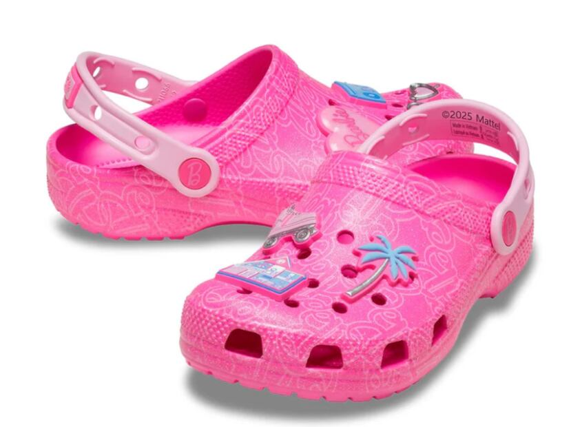 El rosa Barbie se adueña del verano con los nuevos Crocs en colaboración con Mattel. Foto: crocs.com