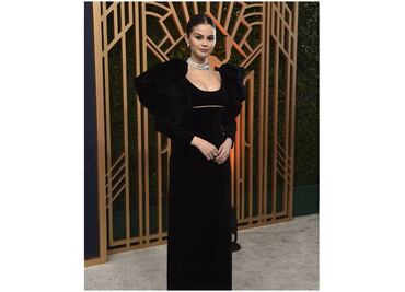 Selena Gomez posa, cae y se levanta sin perder el estilo