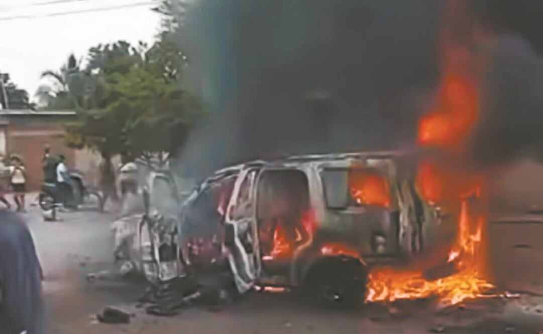 Los restos de la camioneta en la que fue asesinado Hipólito Mora fueron retirados ayer por la tarde de La Ruana, en el municipio de Buenavista, Michoacán. El vehículo quedó totalmente destruido. Foto: Especial