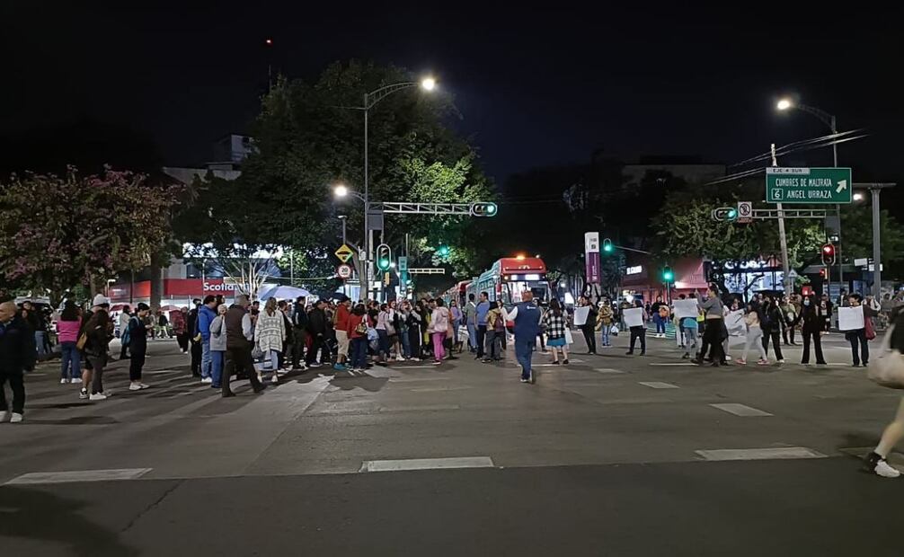Los vecinos se reubicaron para bloquear en el cruce de Cuauhtémoc y Eje 4 sur en su tramo de Xola (27/11/2024). Foto: Especial