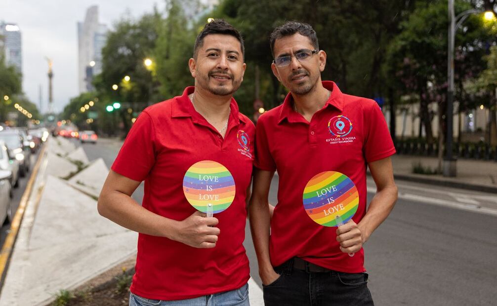 José Cervantes y su pareja repartirán 5 mil condones en la marcha del orgullo LGBTQ+. Foto: Hugo Salvador/EL UNIVERSAL