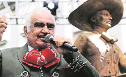 Vicente Fernández se comunica través de movimientos de afirmación o negación con su familia, informan médicos