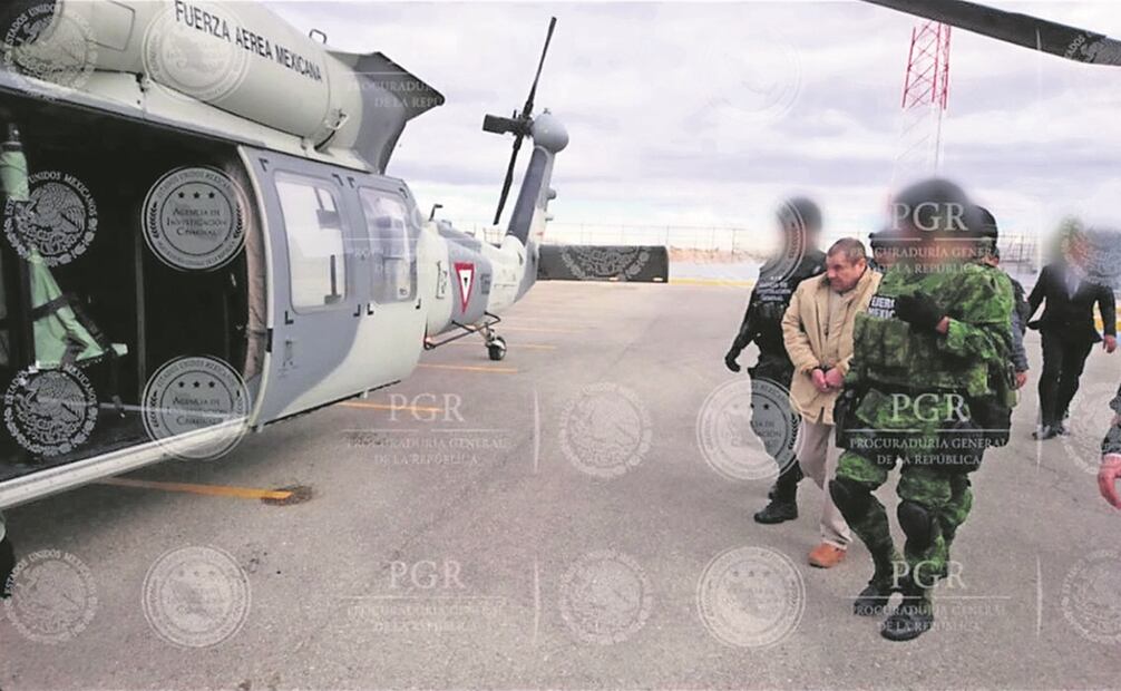 Policías federales conducen hoy, jueves 19 de enero de 2017, al narcotraficante Joaquín el "Chapo" Guzmán a un helicóptero en el aeropuerto de Ciudad Juárez (México). Antes de ser extraditado a Estados Unidos, el Chapo fue trasladado a la prisión de Ciudad Juárez, en la frontera con ese país, en condiciones que le llevaron a decir que sentía que la muerte estaba cerca y desde donde vio agotarse los tiempos del juicio de extradición que finalmente perdió, Foto: Especial