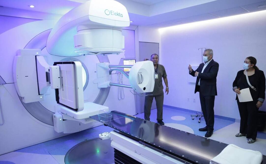 El gobernador dijo que actualmente el Centro Estatal de Atención Oncológica (CEAO) otorga 80 sesiones al día y con este nuevo equipo se incrementarán a 200. Foto: Especial