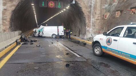 Camioneta choca en Supervía y Avenida de las Torres, en la Álvaro Obregón; hay tres fallecidos