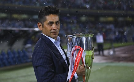 Jorge Campos defiende a Dani Alves; no es culpable de crisis de Pumas