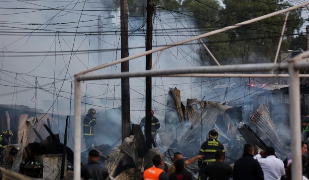 Fuerte incendio consume viviendas de cartón en el Campamento 1 de octubre, ubicado en las inmediaciones de la estación del Metro Lindavista, alcaldía Gustavo A. Madero, el 2 de mayo de 2025. Foto: Francisco Rodríguez/EL UNIVERSAL