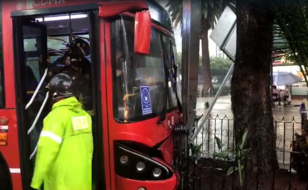 Choque de Metrobús con un árbol. Foto: Isidro Corro. EL UNIVERSAL