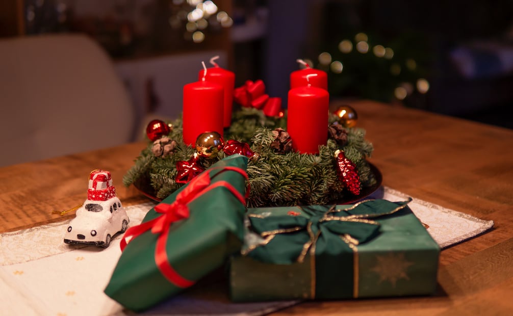 Aunque la tradición es que las velas sean moradas, rosa y blanca, pueden ser de cualquier color. Foto: Canva