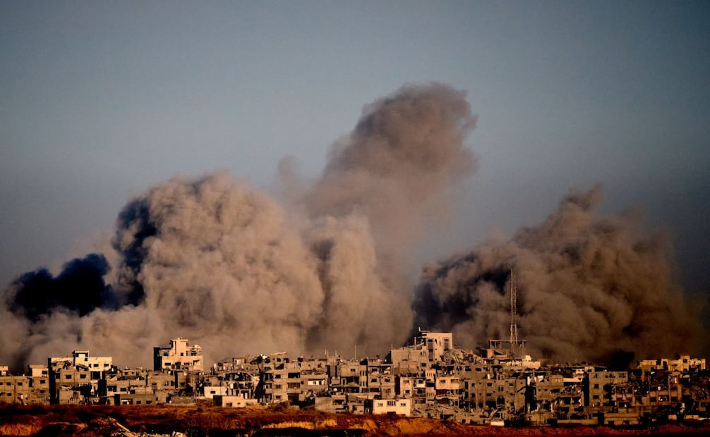 Columnas de humo tras ataques israelíes en el norte de la Franja de Gaza, vistas desde el sur de Israel, el 8 de octubre de 2025. Foto: AP