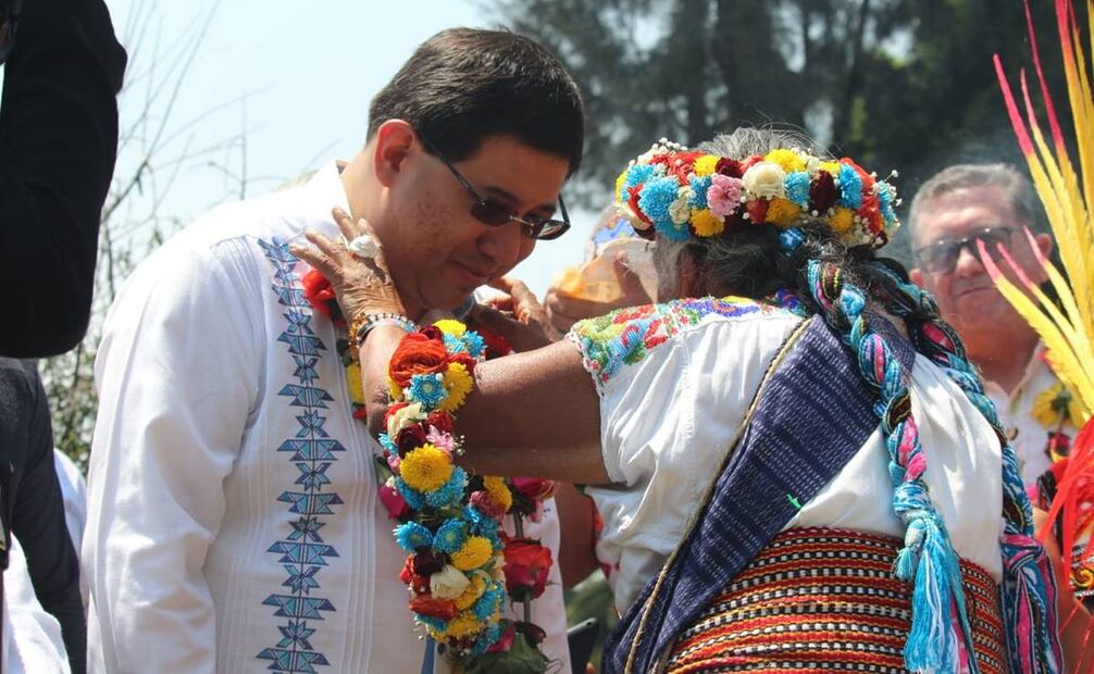 José Carlos Acosta Ruiz, alcalde de Xochimilco en la ceremonia tradicional de los pueblos originarios con motivo de la Flor Más Bella del Ejido 2023. Foto: Brenda Martínez/ EL UNIVERSAL