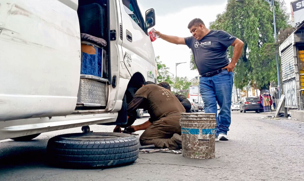 Édgar García, chofer de la vagoneta accidentada, observa cómo reparan su unidad por la que lamenta, debe pagar además la mano de obra. Foto: Diego Prado / EL UNIVERSAL