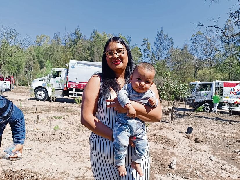 Jimena, su hermana y César plantaron su árbol el 27 de febrero. Foto: de  Xochiquetzal Rangel