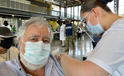 Alejandro Encinas recibe vacuna contra el Covid-19 en Ciudad Universitaria