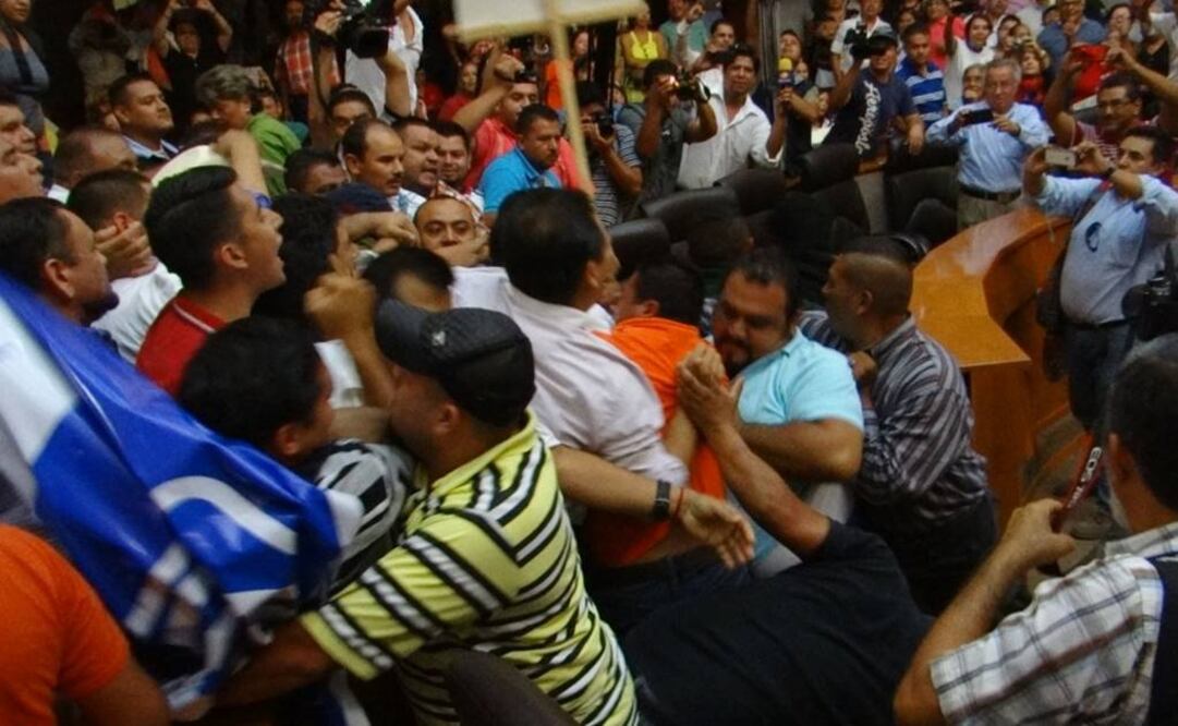 Hubo tensión por momentos en el Congreso de Colima. FOTO: tomada del "Diario de Colima"