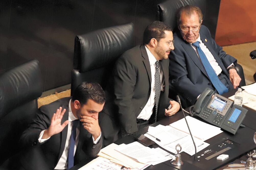 Porfirio Muñoz Ledo (der.), presidente de la Cámara Baja, indicó que los Congresos en el mundo son los que “i mp i de n” convenios “lascivos” para sus países. Foto: BERENICE FREGOSO. EL UNIVERSAL