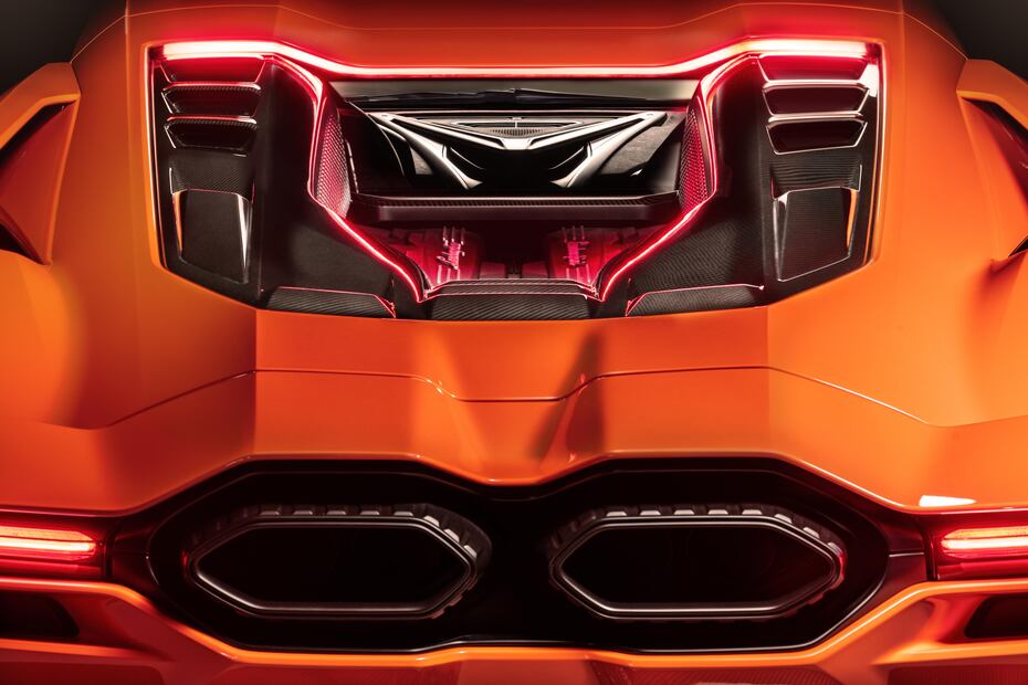 Combina un V12 con tres motores eléctricos.
