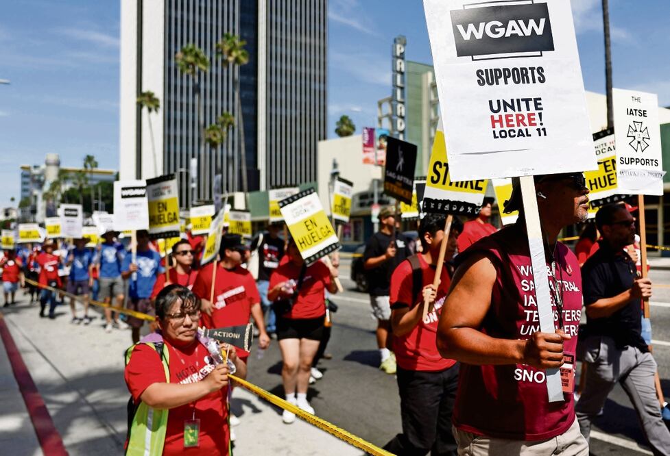 Actores y escritores, ahora en huelga, piden a las grandes productoras mejores condiciones de trabajo y pagos más equitativos. Foto: AFP