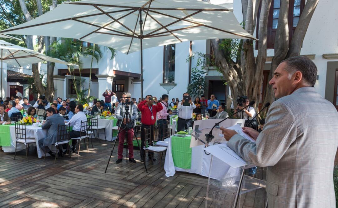 El gobernador de Oaxaca, Gabino Cué, se reunió la mañana de este miércoles con trabajadores de medios electrónicos (Foto: Cortesía)