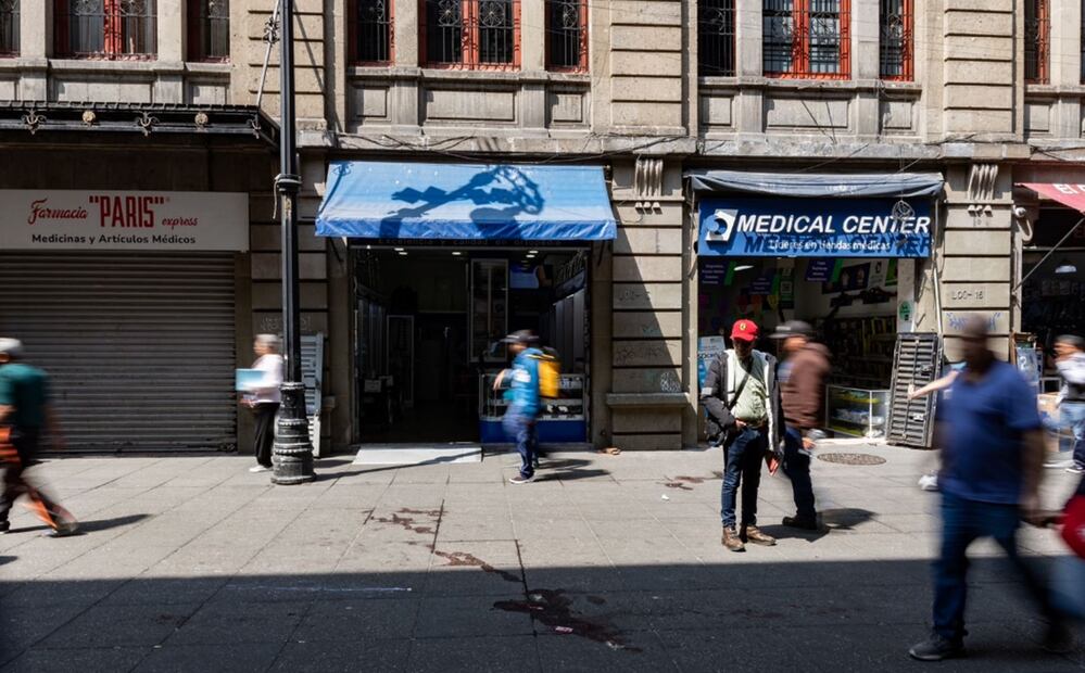 Durante un recorrido por la zona, EL UNIVERSAL encontró que los charcos de sangre en el asfalto aún pueden observarse mientras la gente camina realiza compras en los diversos negocios de la zona, solo algunos voltean abajo con curiosidad, toman alguna foto y siguen su camino. Centro Histórico. Foto: especial