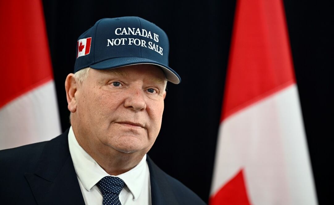 El primer ministro de Ontario, Doug Ford, con un sombrero que dice "Canadá no está en venta", habla cuando llega a una primera reunión de ministros en Ottawa el miércoles 15 de enero de 2025. Foto: AP