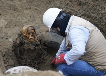 Descubren momia preincaica en excavación urbana; ampliaban red de gas en Perú