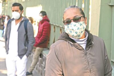 Médicos sin cita, hacen fila "por si alcanzan" vacuna contra el Covid