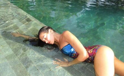 Como Yanet García, Dua Lipa modela traje de baño de lentejuelas