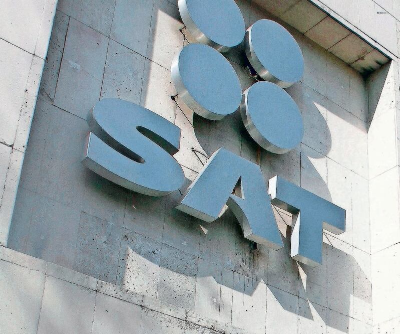 El adeudo al SAT es similar al gasto para dependencias del gobierno en este año ($1.2 billones). Foto: ARCHIVO EL UNIVERSAL
