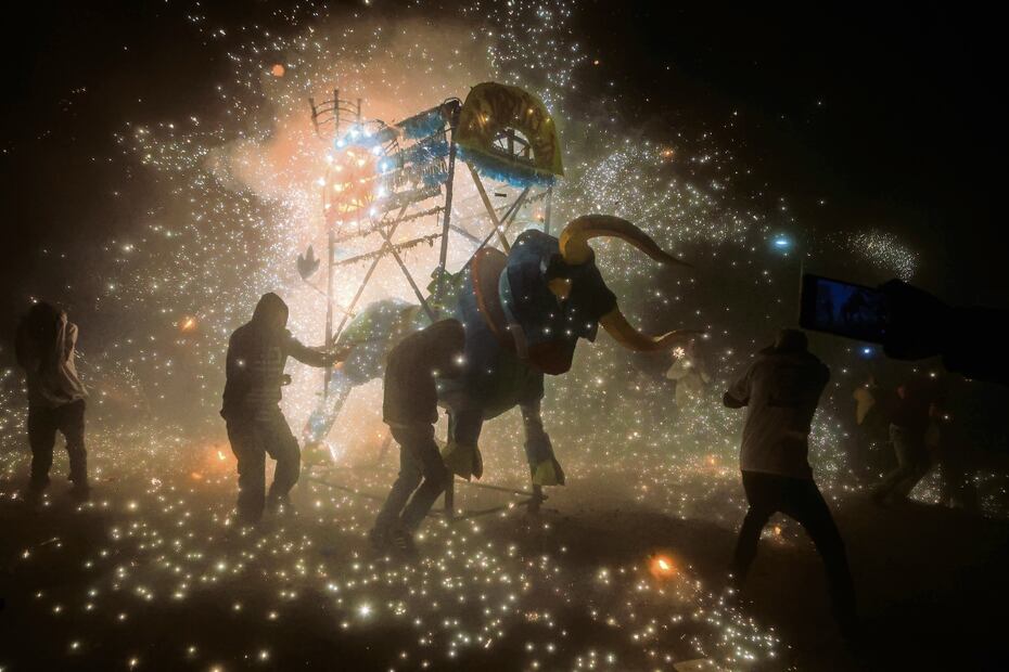 En la edición 35 de la Feria Internacional de la Pirotecnia, en Tultepec, hubo t o r it os de diferentes tamaños, de dos hasta cinco metros, que la gente disfrutó por el trabajo artesanal y por la quema posterior. Foto: Gabriel Pano | El Universal