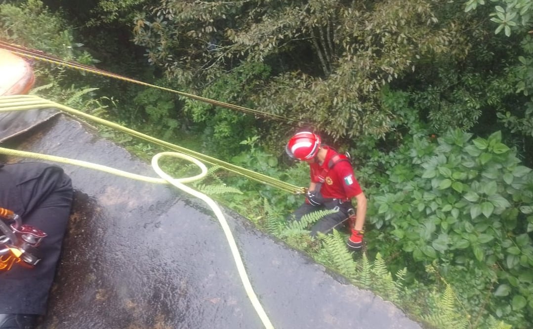 Personal de la Dirección de Bomberos y Protección Civil de Tulancingo trabajó en el rescate del cuerpo sobre la carretera Tenango-Metepec, en el paraje conocido como El Estribo. Foto: Especial