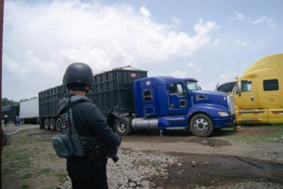 Aseguran 60 vehículos con mercancía robada en Puebla