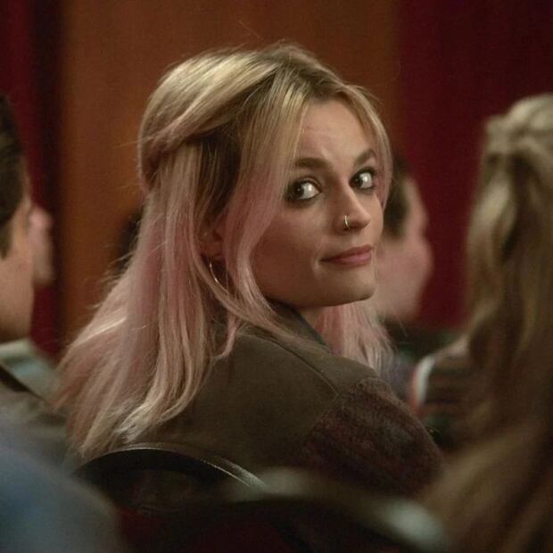 Qué opina Emma Mackey sobre los memes por su gran parecido con Margot Robbie