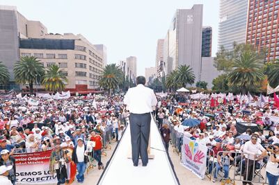 Impera acarreo en zona del Monumento durante evento de Ricardo Monreal 