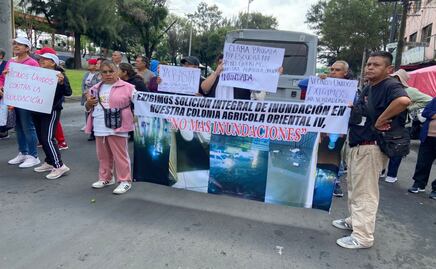 Vecinos de Agrícola Oriental bloquean Calzada Ignacio Zaragoza por inundaciones persistentes