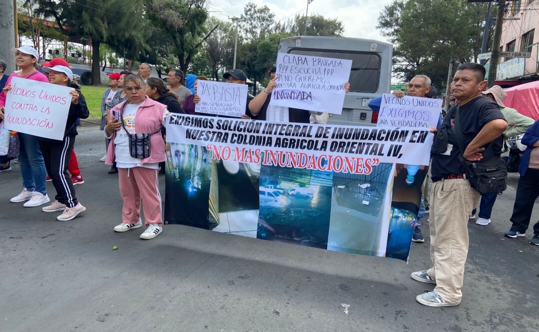 Vecinos de Agrícola Oriental bloquean Calzada Ignacio Zaragoza por inundaciones persistentes. Foto: Juan Carlos Williams