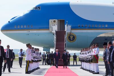 Trump llega a Malasia, inicia gira a Asia; es recibido por el primer ministro Anwar Ibrahim