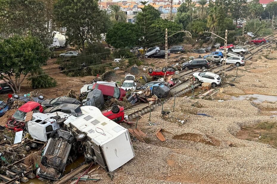Vista general de las vías del tren a su paso por la localidad de Alfafar tras las intensas lluvias de la fuerte dana. Foto:  EFE
